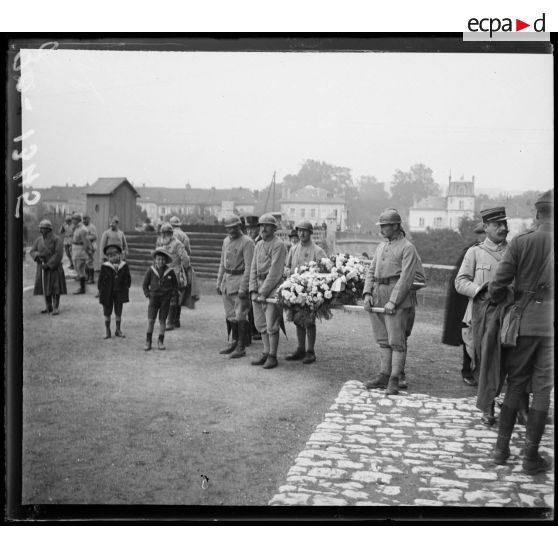Baccarat, l'Independance Day. Couronne qui va être déposée au nom de la division française sur les tombes des soldats américains. [légende d'origine]