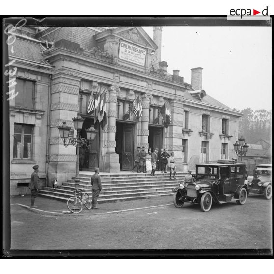 Baccarat,  l'Independance Day. Le général américain Duncan et français Duport sortant de la mairie. [légende d'origine]