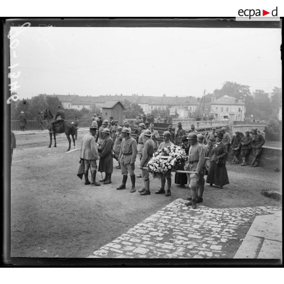 Baccarat, l'Independance Day. Couronne qui va être déposée au nom de la division française sur les tombes des soldats américains. [légende d'origine]