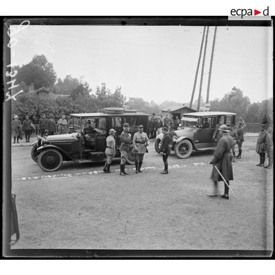 Baccarat, l'Independance Day. Arrivée du général Duport et du général américain Ducan. [légende d'origine]