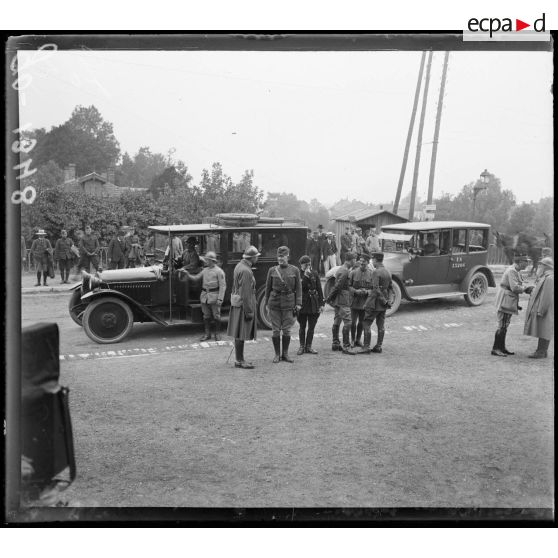 Baccarat, l'Independance Day. Arrivée du général Duport et du général américain Ducan. [légende d'origine]
