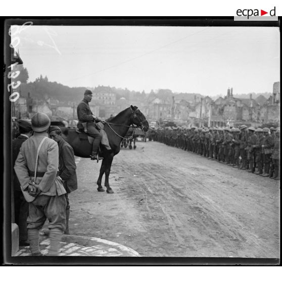 Baccarat, l'Independance Day. Les troupes américaines alignées devant l'église. [légende d'origine]