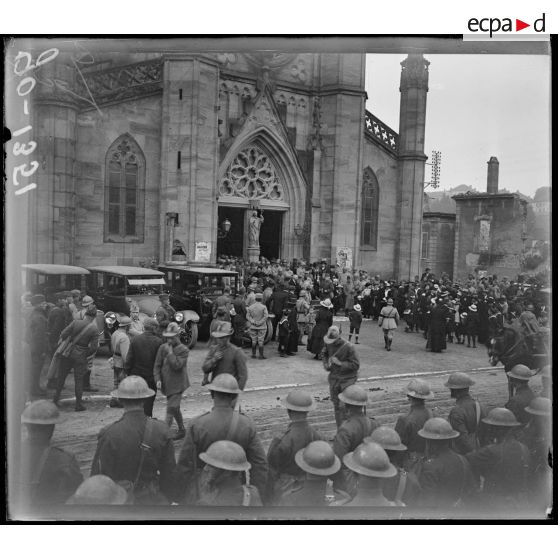 Baccarat, l'Independance Day. La sortie de l'église après le service religieux. [légende d'origine]