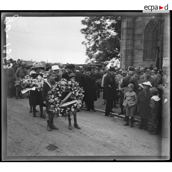 Baccarat, l'Independance Day. A la sortie de l'église, formation du cortège qui va se rendre au cimetière. [légende d'origine]