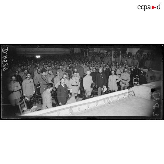 Noyon (Oise). La 500e du théâtre aux armées, M Dalimier et les généraux Pétain et Humbert écoutant la marseillaise. [légende d'origine]