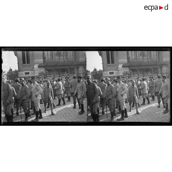 Noyon (Oise). La 500e du théâtre aux armées, la sortie du théâtre. [légende d'origine]