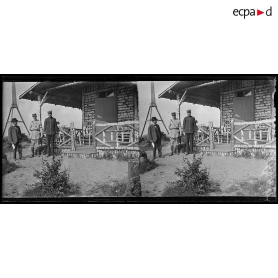 Frières-Faillouel (Aisne). Monsieur Astor devant l'observatoire du prince Eitel. [légende d'origine]