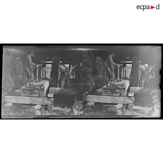 Quesmy. La scierie canadienne. La manutention des bois. [légende d'origine]