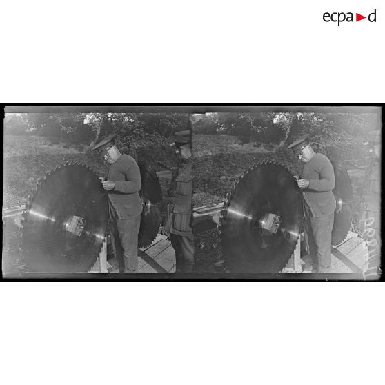 Quesmy. La scierie canadienne. Repassage d'une scie. [légende d'origine]