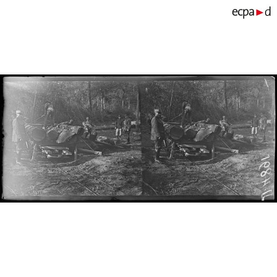 Quesmy. La scierie canadienne. Manutention des bois. [légende d'origine]