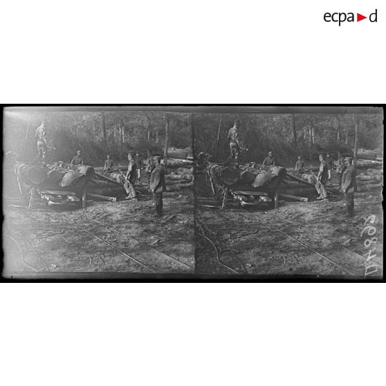 Quesmy. La scierie canadienne. Manutention des bois. [légende d'origine]