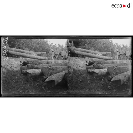 Quesmy. La scierie canadienne. Déchargement des grumes. [légende d'origine]