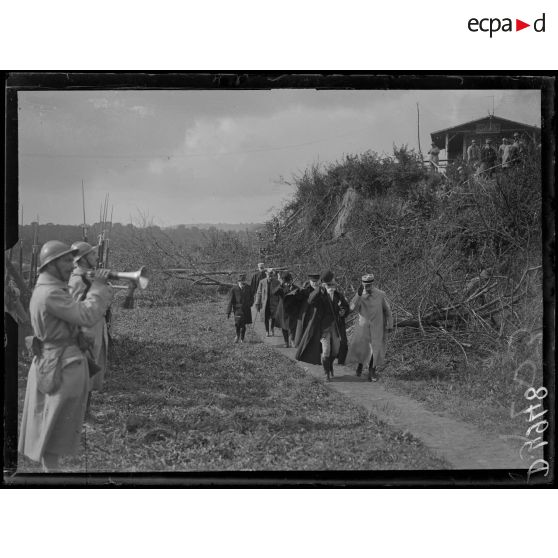 Faillouël, Aisne, visite du président de la République portugaise quitte l'observatoire du Prince Eitel. [légende d'origine]