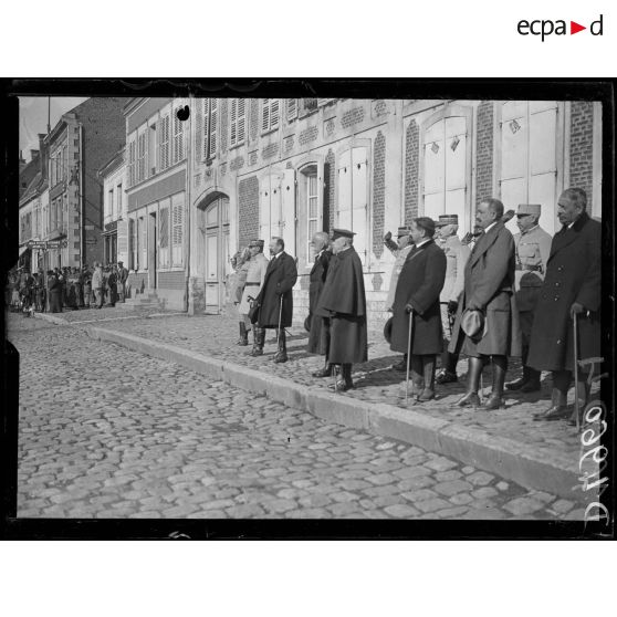 Nesle, Somme. Le président de la République portugaise salue les drapeaux pendant le défilé. [légende d'origine]