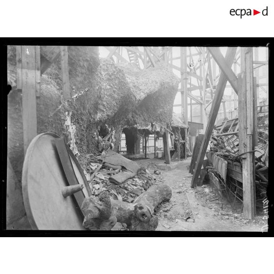 Paris. Magic City. Constatation des dégâts. [légende d'origine]