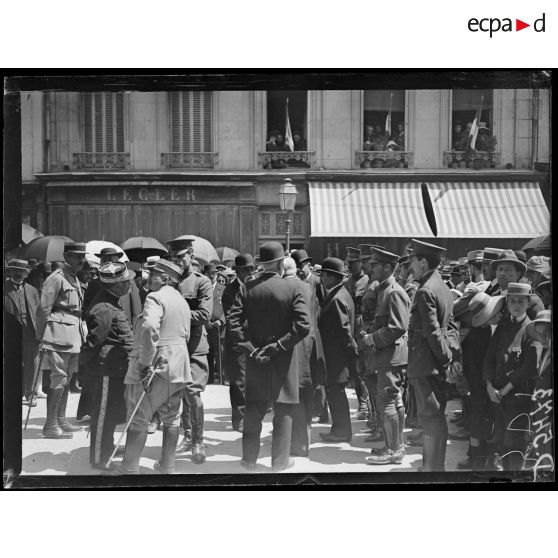 Vendôme. Fête de l'"Independence Day". Dans les rues. [légende d'origine]