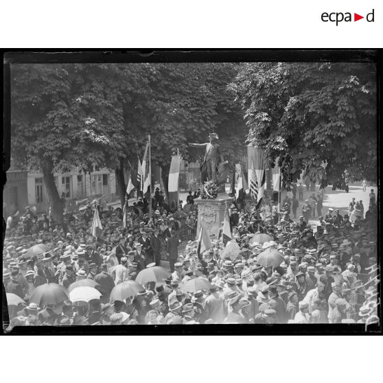 Vendôme. Fête de l'"Independence Day". Devant la statue de Rochambeau. [légende d'origine]
