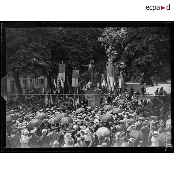 Vendôme. Fête de l'"Independence Day". Devant la statue de Rochambeau. [légende d'origine]