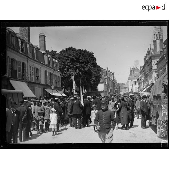 Thoré (Loir-et-Cher). Fête de l'"Indépendence Day". Dans les rues. [légende d'origine]