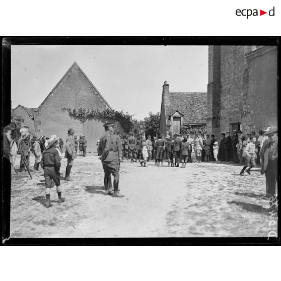 Thoré (Loir-et-Cher). "Independence Day". Devant l'église. [légende d'origine]