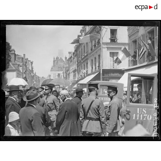 Thoré (Loir-et-Cher). "Independence day". Devant l'église. [légende d'origine]