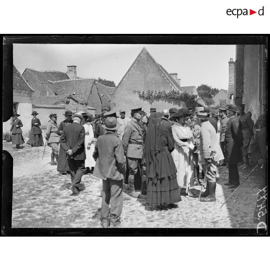 Thoré (Loir-et-Cher). "Independence Day". Devant l'église. [légende d'origine]
