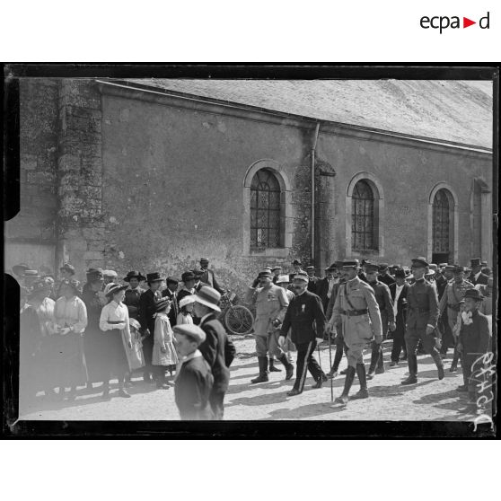 Thoré (Loir-et-Cher). "Independence Day". Officiers français et américains dans les rues. [légende d'origine]