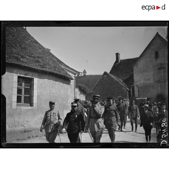 Thoré (Loir-et-Cher). "Independence Day". Officiers français et américains dans les rues. [légende d'origine]