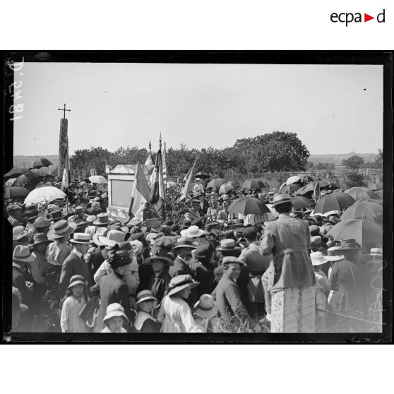 Thoré (Loir-et-Cher). "Independence Day". Devant le tombeau de Rochambeau ; les discours. [légende d'origine]