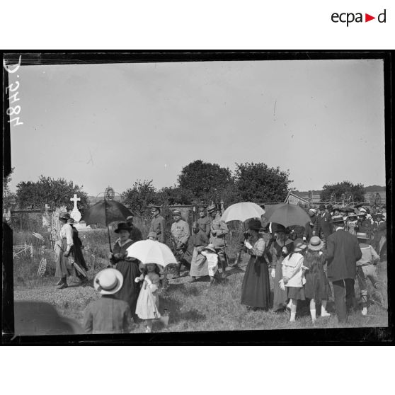 Thoré (Loir-et-Cher). "Independence Day". Au cimetière ; la foule après la cérémonie. [légende d'origine]