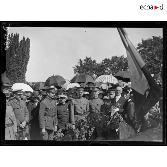 Thoré (Loir-et-Cher). "Independence Day". Au cimetière ;  la foule devant le tombeau de Rochambeau. [légende d'origine]