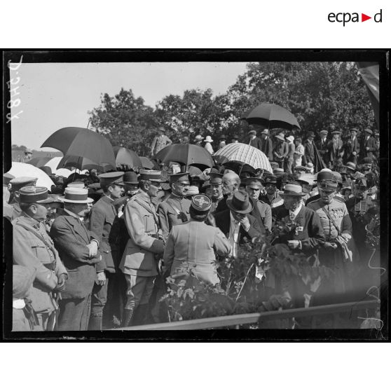 Thoré (Loir-et-Cher). "Independence Day". Au cimetière ;  la foule devant le tombeau de Rochambeau. [légende d'origine]