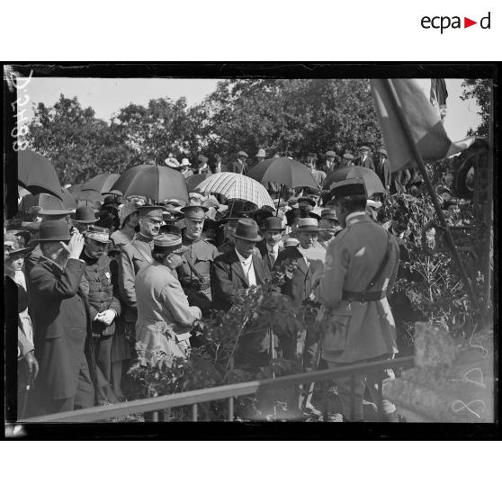 Thoré (Loir-et-Cher). "Independence Day". Au cimetière ;  la foule devant le tombeau de Rochambeau. [légende d'origine]