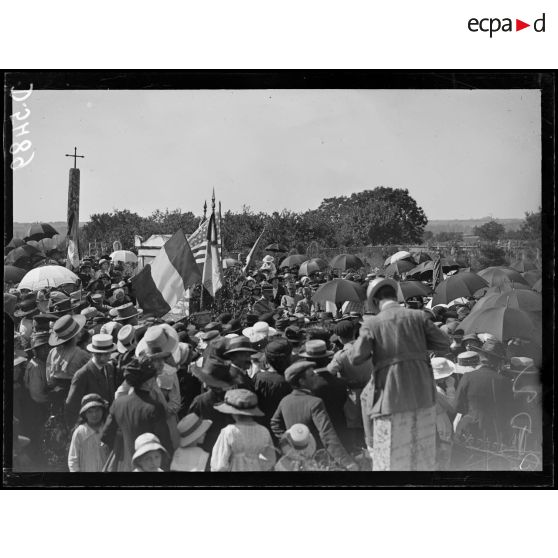 Thoré (Loir-et-Cher). "Independence Day". Au cimetière ;  la foule devant le tombeau de Rochambeau. [légende d'origine]
