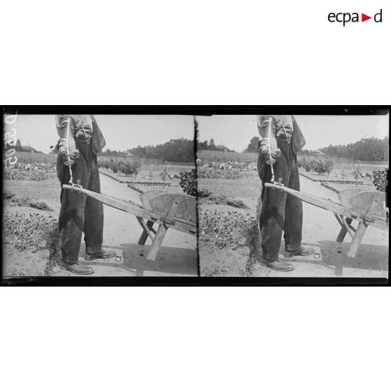 La Maison Blanche (Seine et Oise). Réeducation des mutilés pour l'agriculture. Appareil pour conduire la brouette. [légende d'origine]