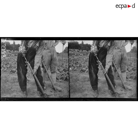 La Maison Blanche (Seine et Oise). Réeducation des mutilés pour l'agriculture. Appareil pour tenir la béche. [légende d'origine]