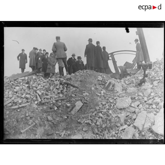 Lens (Pas-de-Calais). Une délégation de la Conférence de la Paix visite la fosse n°4. [légende d'origine]