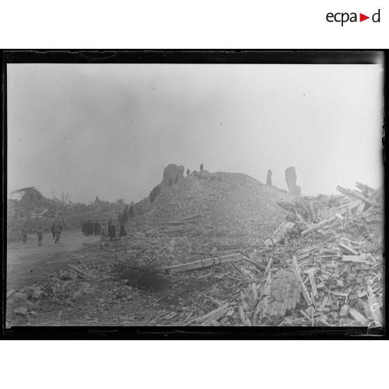 Lens (Pas-de-Calais). Une délégation de la Conférence de la Paix visite les ruines de l'église. [légende d'origine]