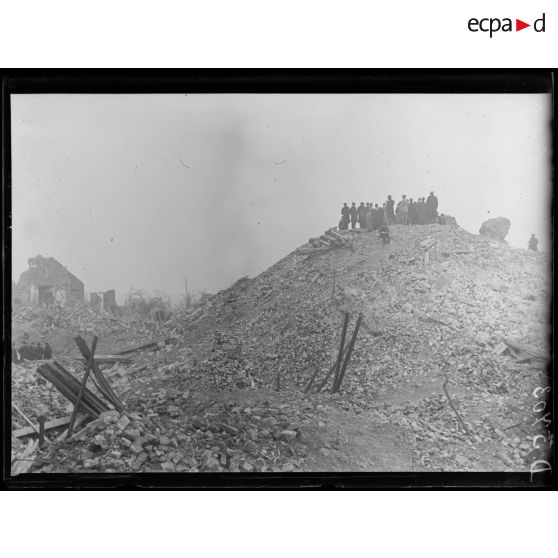 Lens (Pas-de-Calais). Une délégation de la Conférence de la Paix visite les ruines de l'église. [légende d'origine]