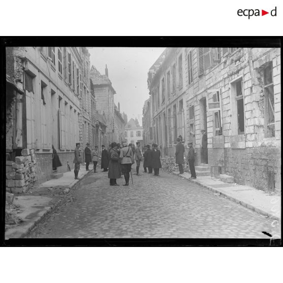 Arras. Une délégation de la Conférence de la Paix visite une maison démolie. [légende d'origine]