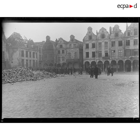 Arras (Pas-de-Calais). Une délégation de la Conférence de la Paix visite la ville. [légende d'origine]