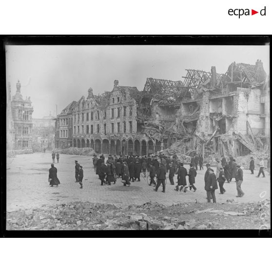 Arras (Pas-de-Calais). Une délégation de la Conférence de la Paix visite la ville. [légende d'origine]