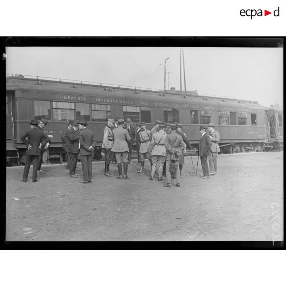 Denain (Nord). Une délégation de la Conférence de la Paix sur les quais de la gare. [légende d'origine]