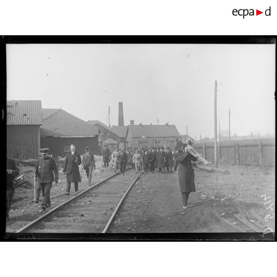 Denain (Nord). Une délégation de la Conférence de la Paix à l'entrée des Forges et Aciéries. [légende d'origine]