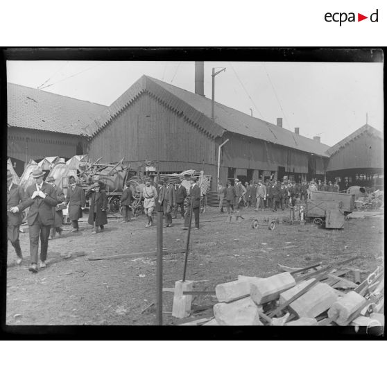 Denain (Nord). Une délégation de la Conférence de la Paix visite l'intérieur de l'usine. [légende d'origine]