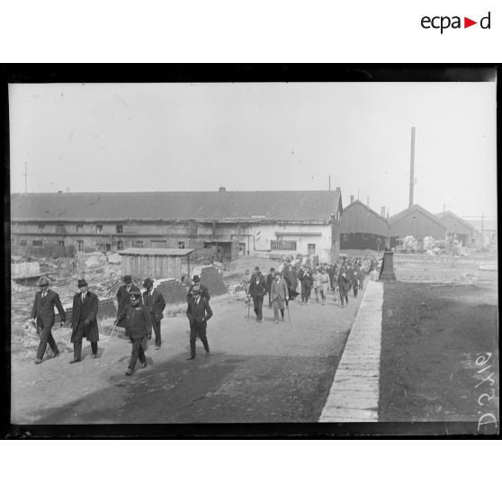 Denain (Nord). Une délégation de la Conférence de la Paix visite l'intérieur de l'usine. [légende d'origine]