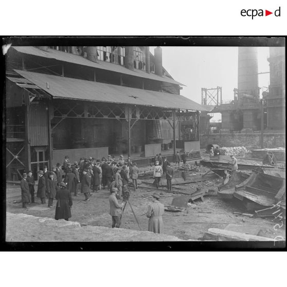 Denain (Nord). Une délégation de la Conférence de la Paix. Devant les hauts fourneaux détruits. [légende d'origine]