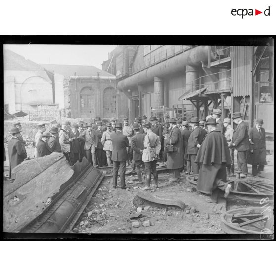 Denain (Nord). Une délégation de la Conférence de la Paix visite les hauts fourneaux détruits. [légende d'origine]