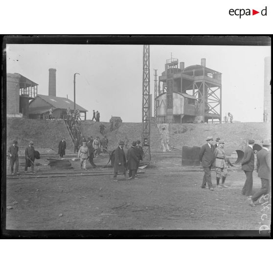 Denain (Nord). Une délégation de la Conférence de la Paix visite les hauts fourneaux détruits. [légende d'origine]