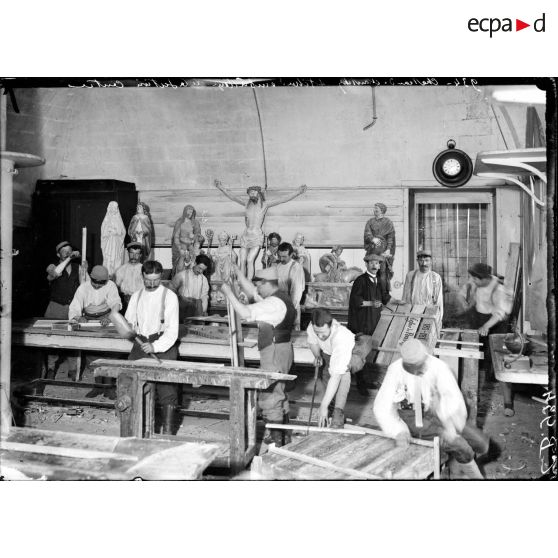 Atelier d'emballage de la section d'évacuation des oeuvres d'art. [légende d'origine]